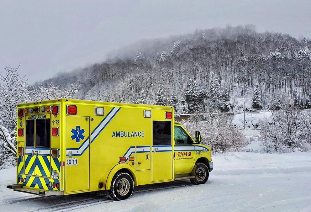 Ambulance dans un décors d'hiver.